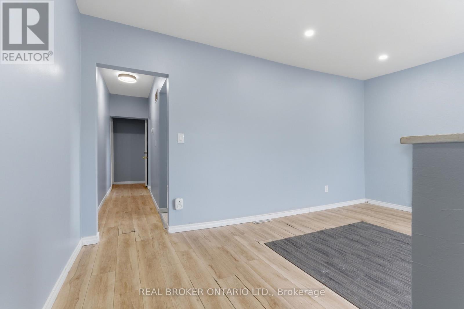 Single Family House Bungalow for Sale in  LAWRENCE ROAD Hamilton (Rosedale) 