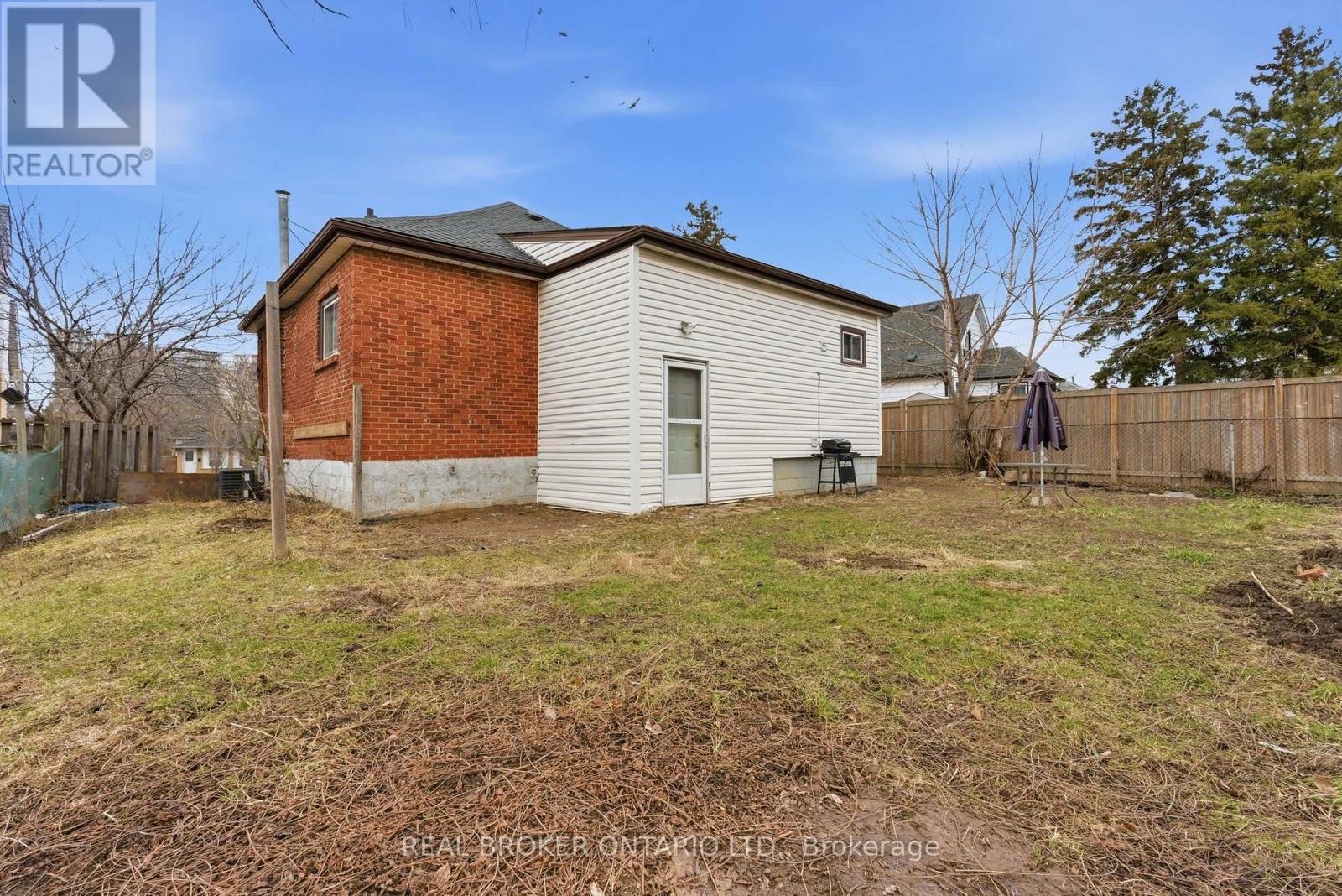 Single Family House Bungalow for Sale in  LAWRENCE ROAD Hamilton (Rosedale) 