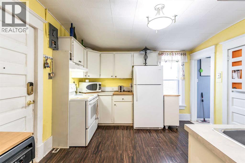 
          966 Yuill Street Southeast
            <br/>
            <span>Medicine Hat</span>
            , 
            <span>AB</span>
             <span>T1A0Y8</span>
         - Photo 34