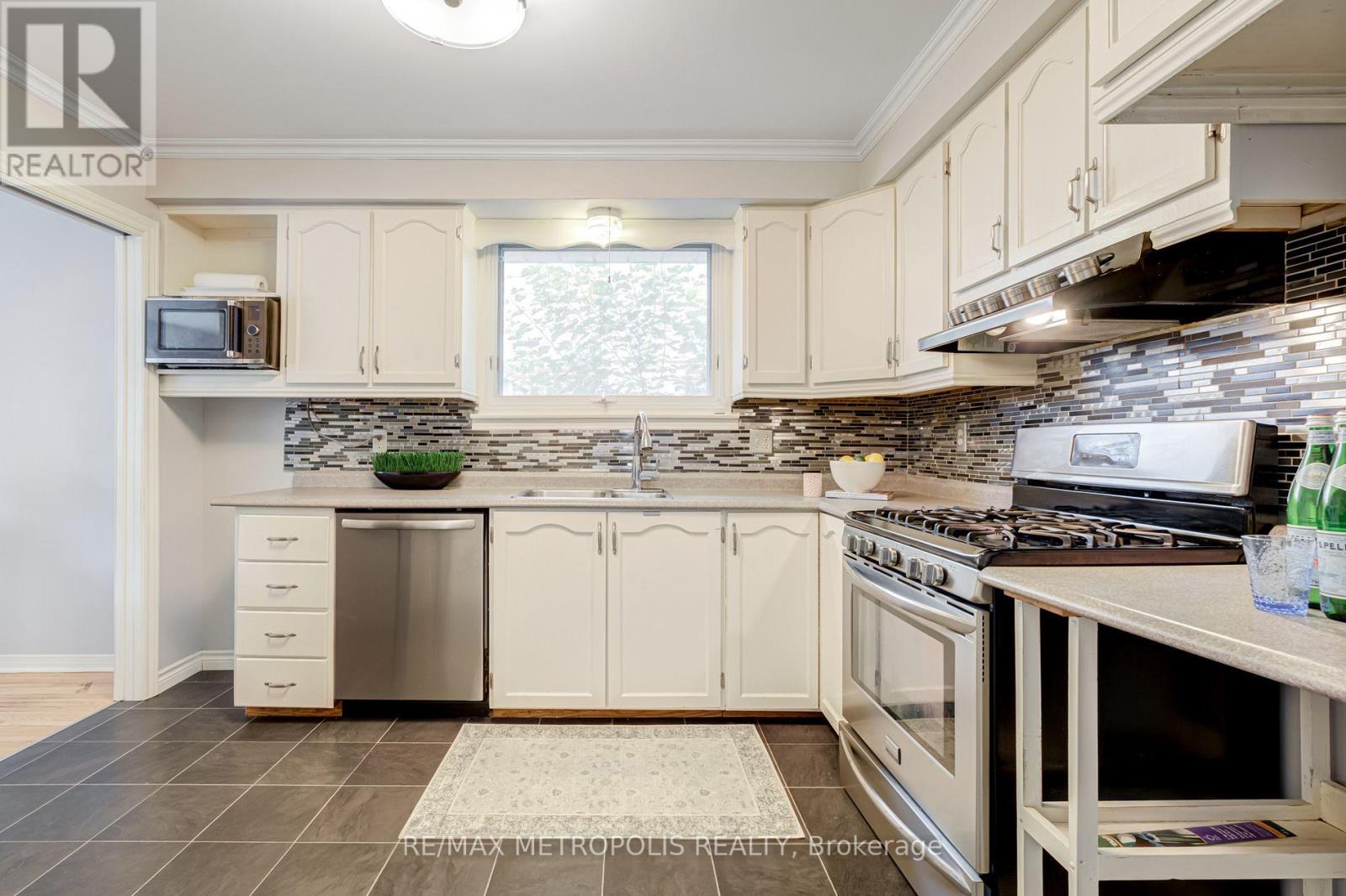 UPPER - 287 WAVERLY STREET N