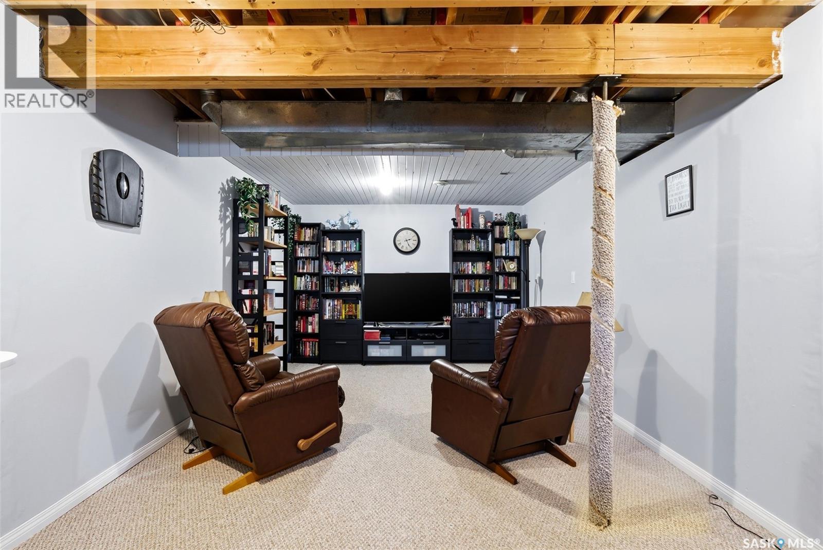 1234 James CRESCENT