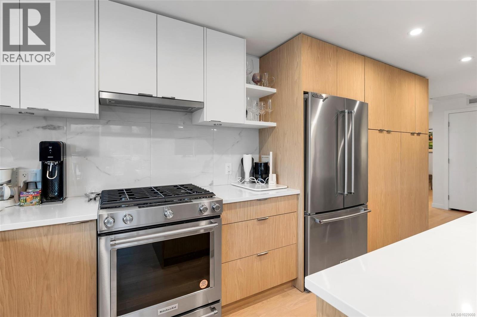 #304 5120 CORDOVA BAY RD - 5