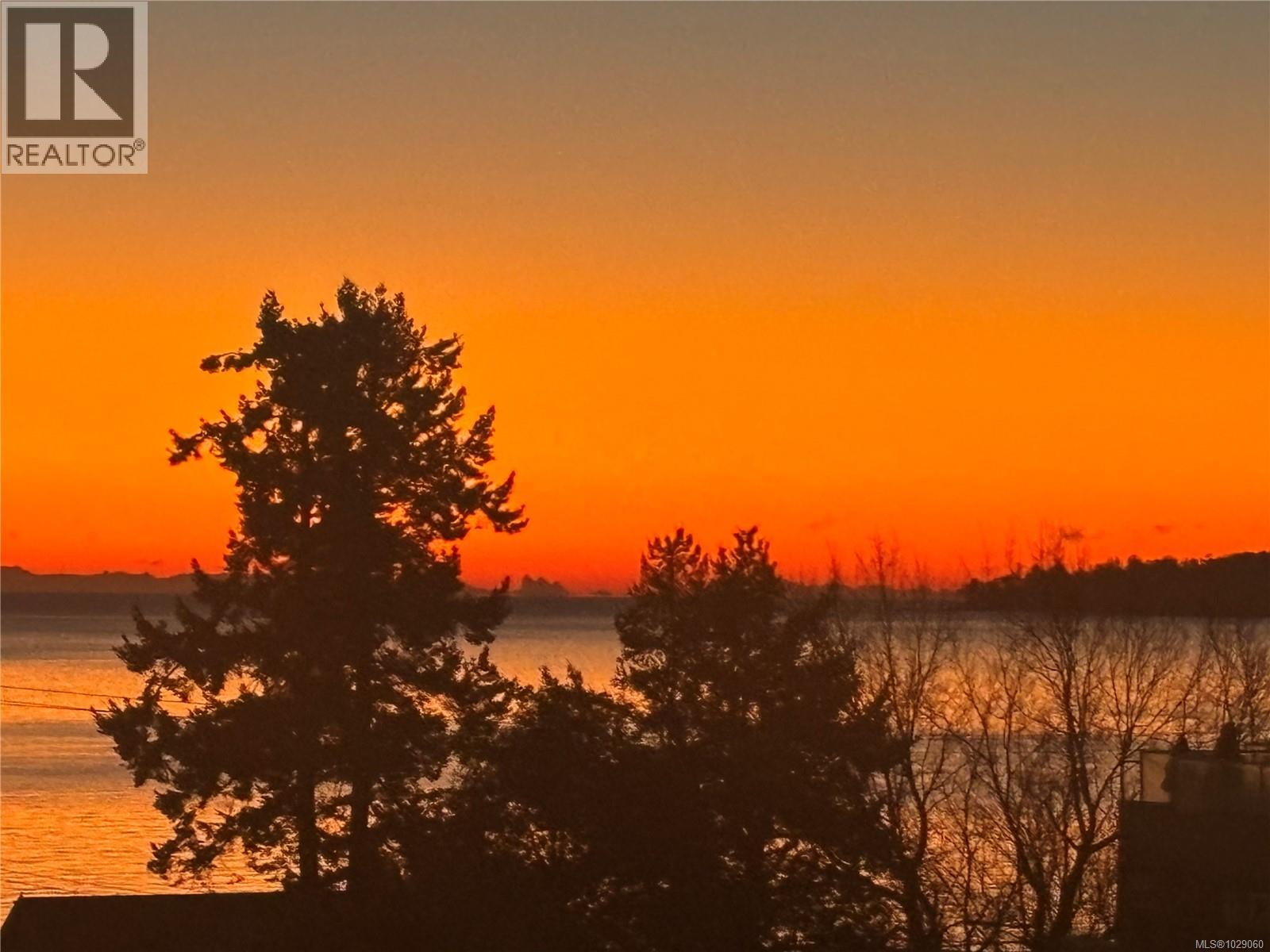 #304 5120 CORDOVA BAY RD - 44