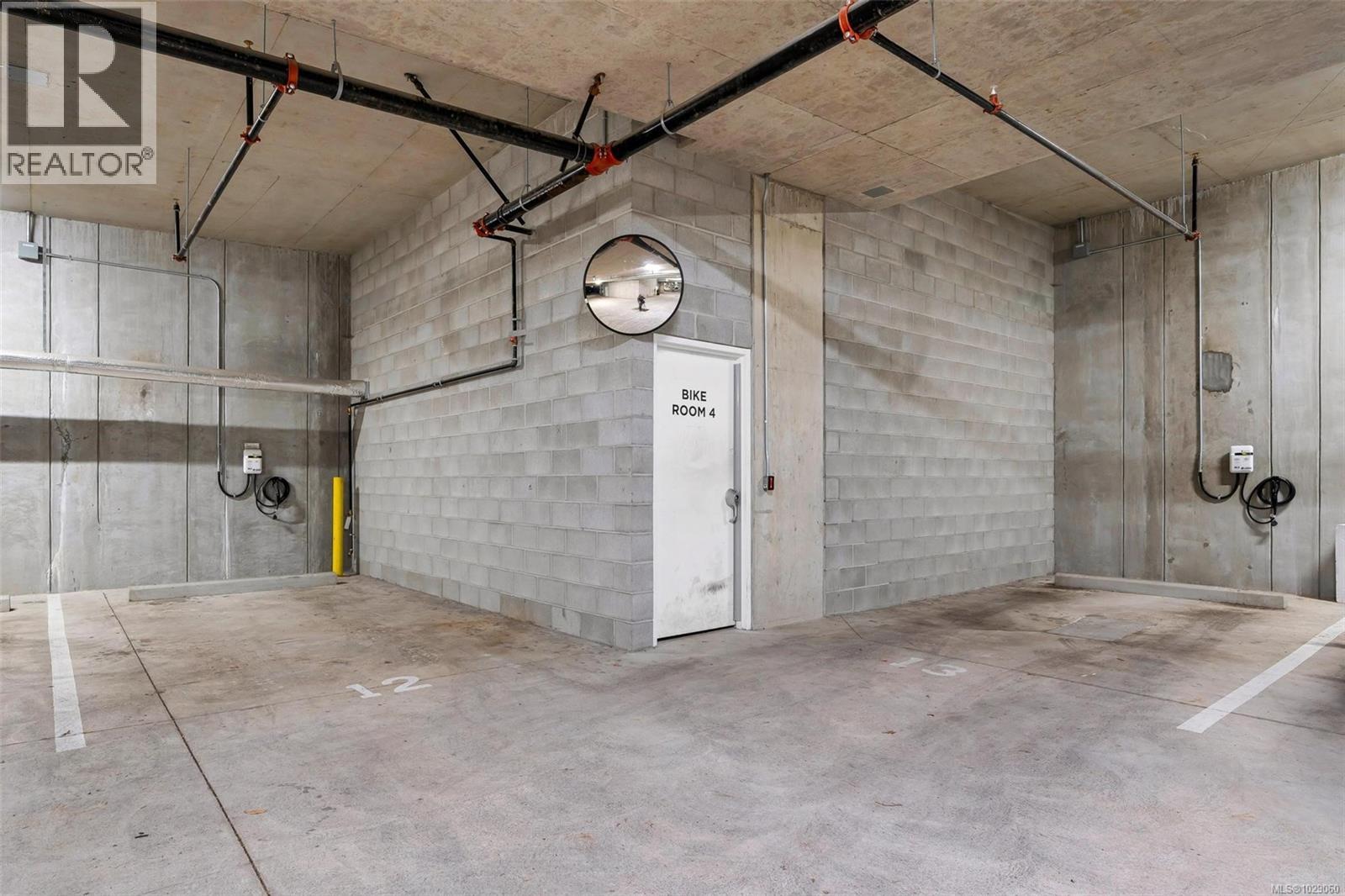 #304 5120 CORDOVA BAY RD - 38