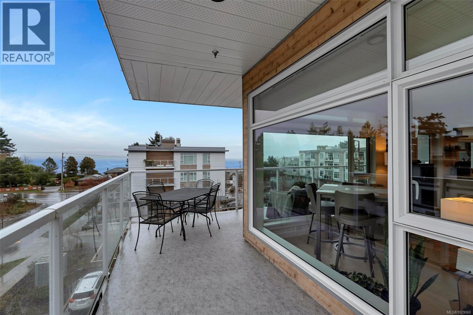 #304 5120 CORDOVA BAY RD - 33