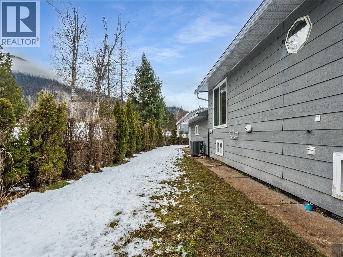 1076 COLUMBIA GARDENS Road, Fruitvale