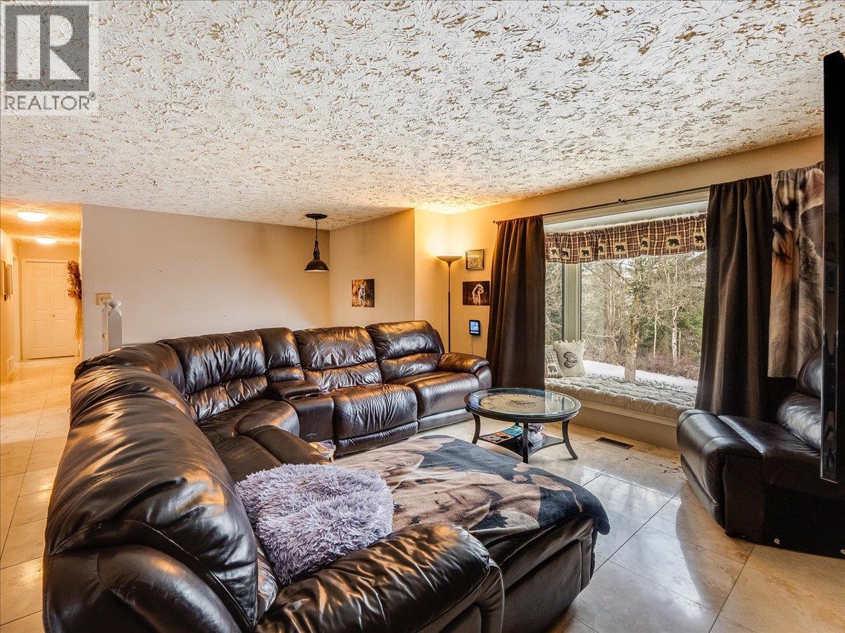 1076 COLUMBIA GARDENS Road, Fruitvale