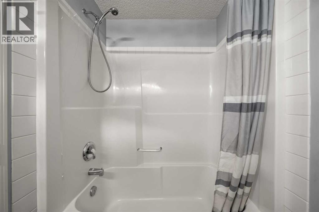 Single Family House for Sale in  Eversyde Heath SW Evergreen Calgary 