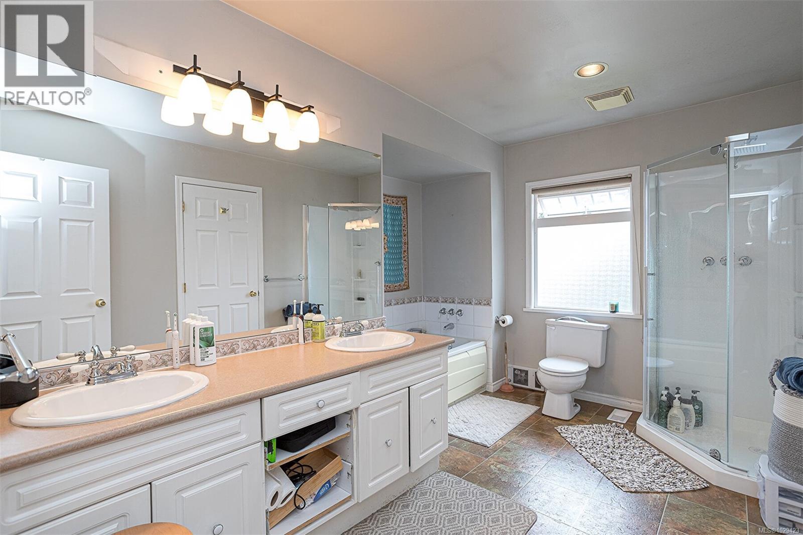  2898 Glenwood Avenue, Saanich