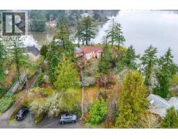 2898 Glenwood Ave, Saanich, BC V9A2S2 Photo 15