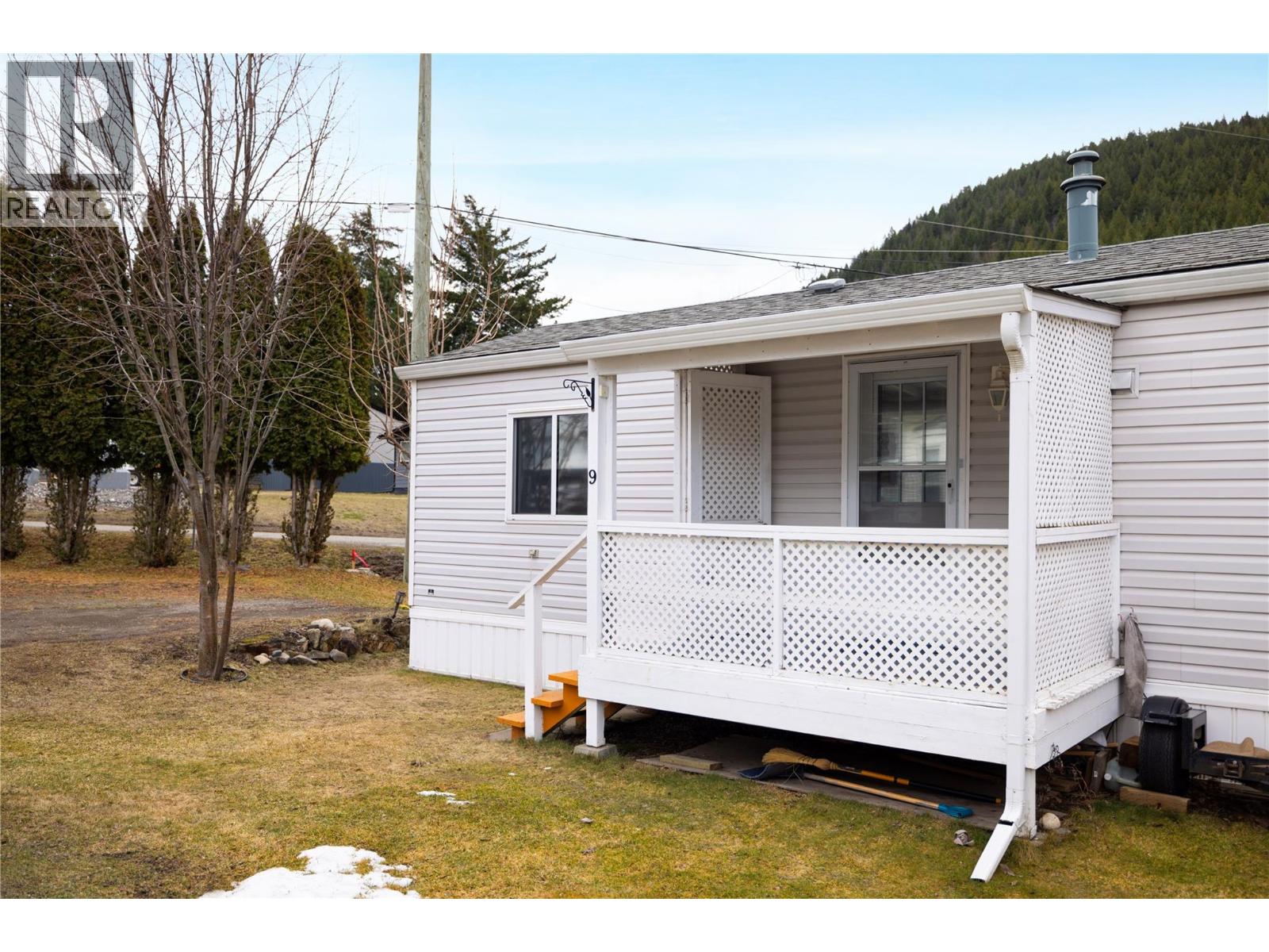 5760 Falkland Road Unit# 9, Falkland