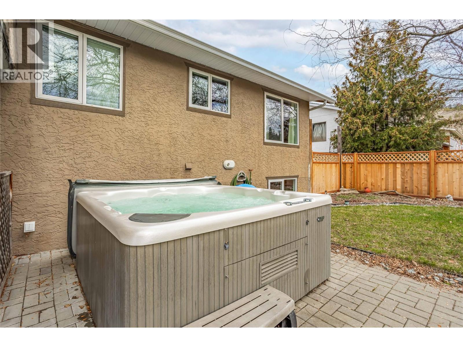 863 Hammer Avenue, Kelowna