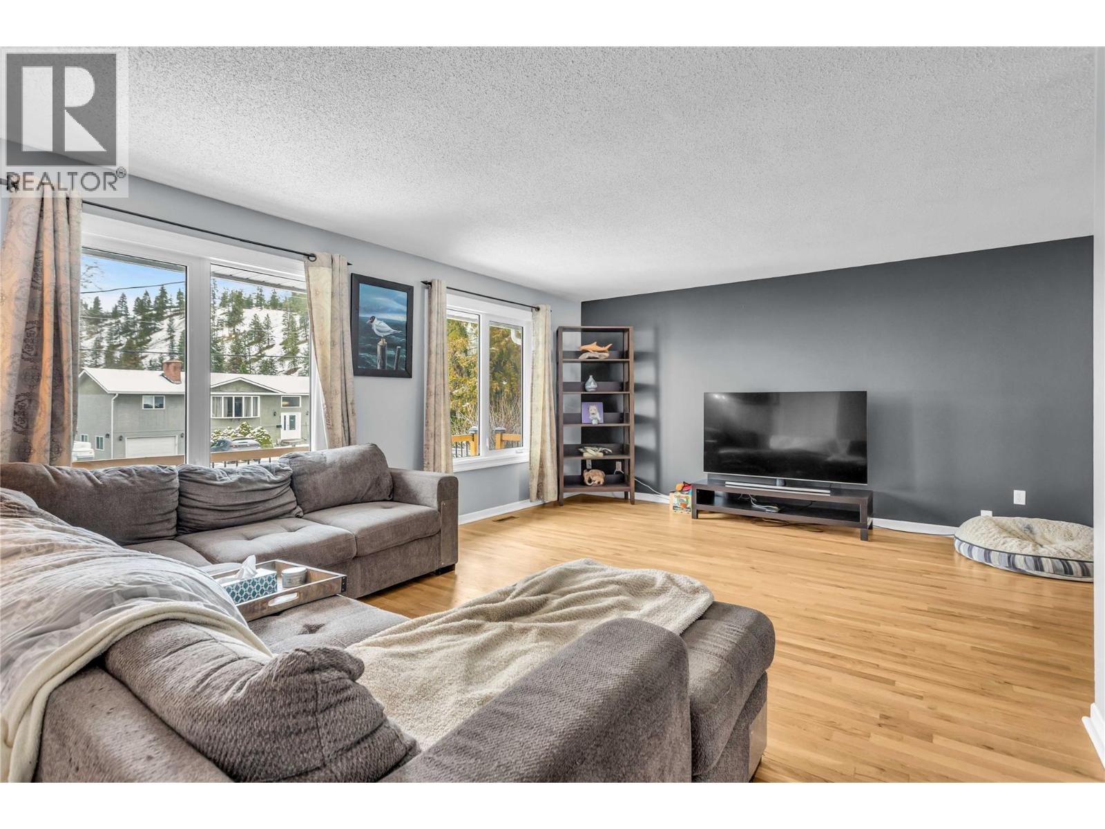 863 Hammer Avenue, Kelowna