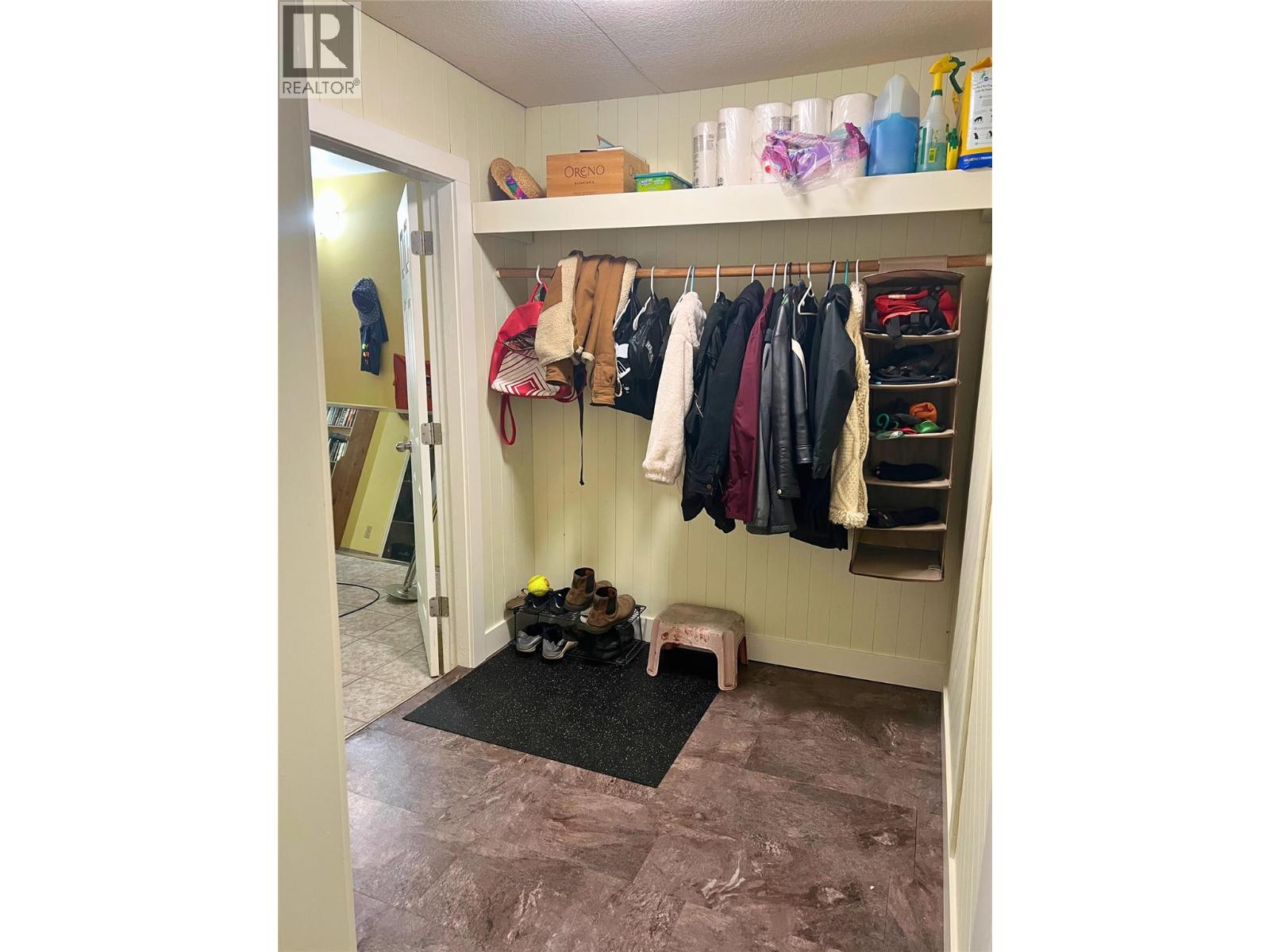 7508 Crowfoot Drive, Anglemont