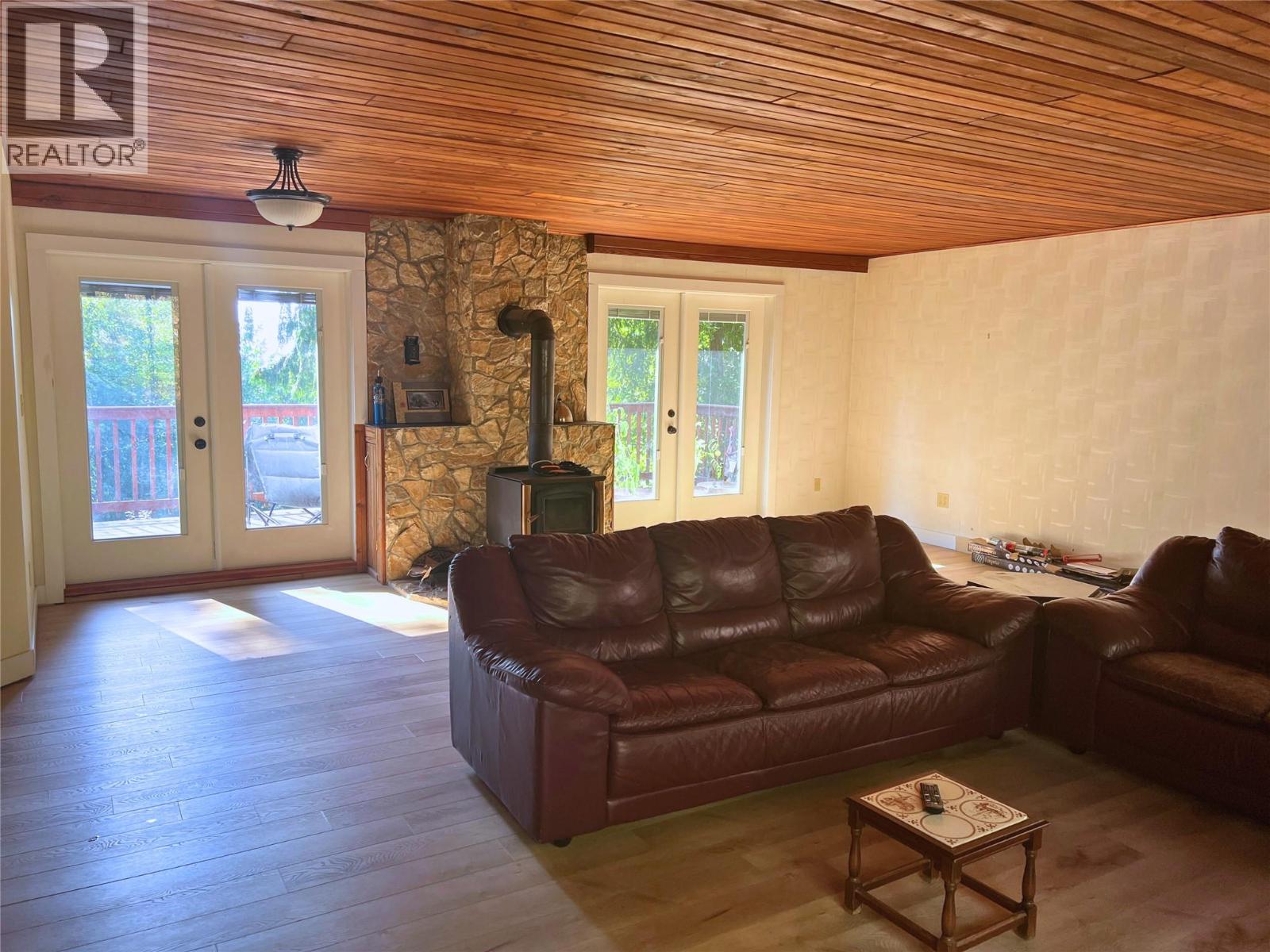 7508 Crowfoot Drive, Anglemont