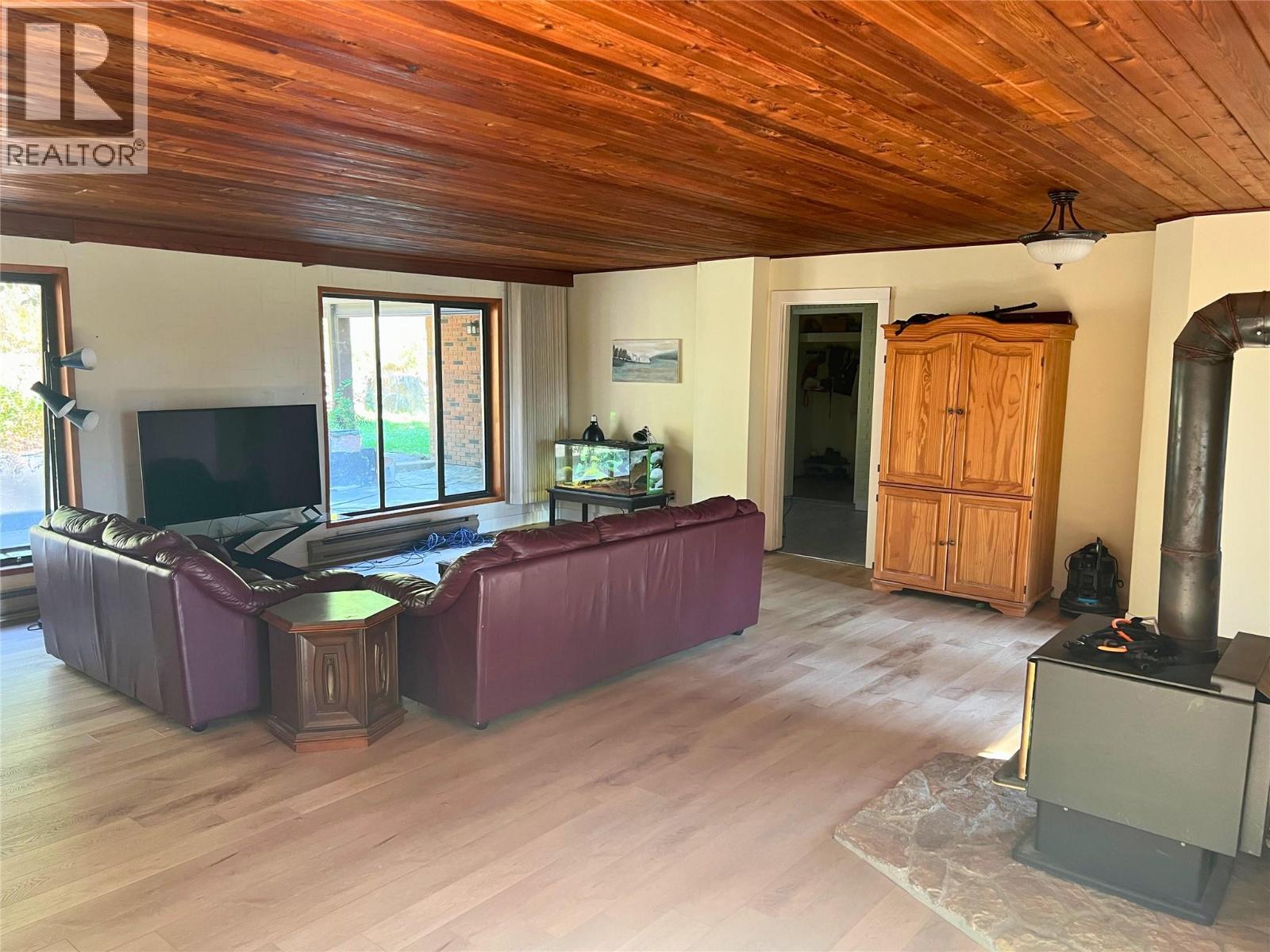 7508 Crowfoot Drive, Anglemont