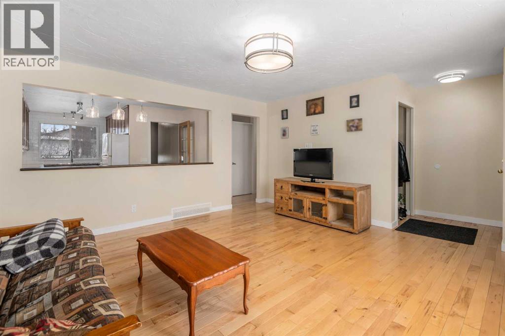 Single Family House Bungalow for Sale in  Doverthorn Close SE Dover Calgary 