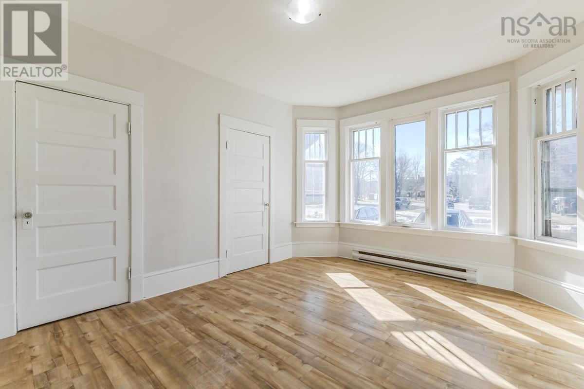 Property 25 of 45 of 104 LORNE Street