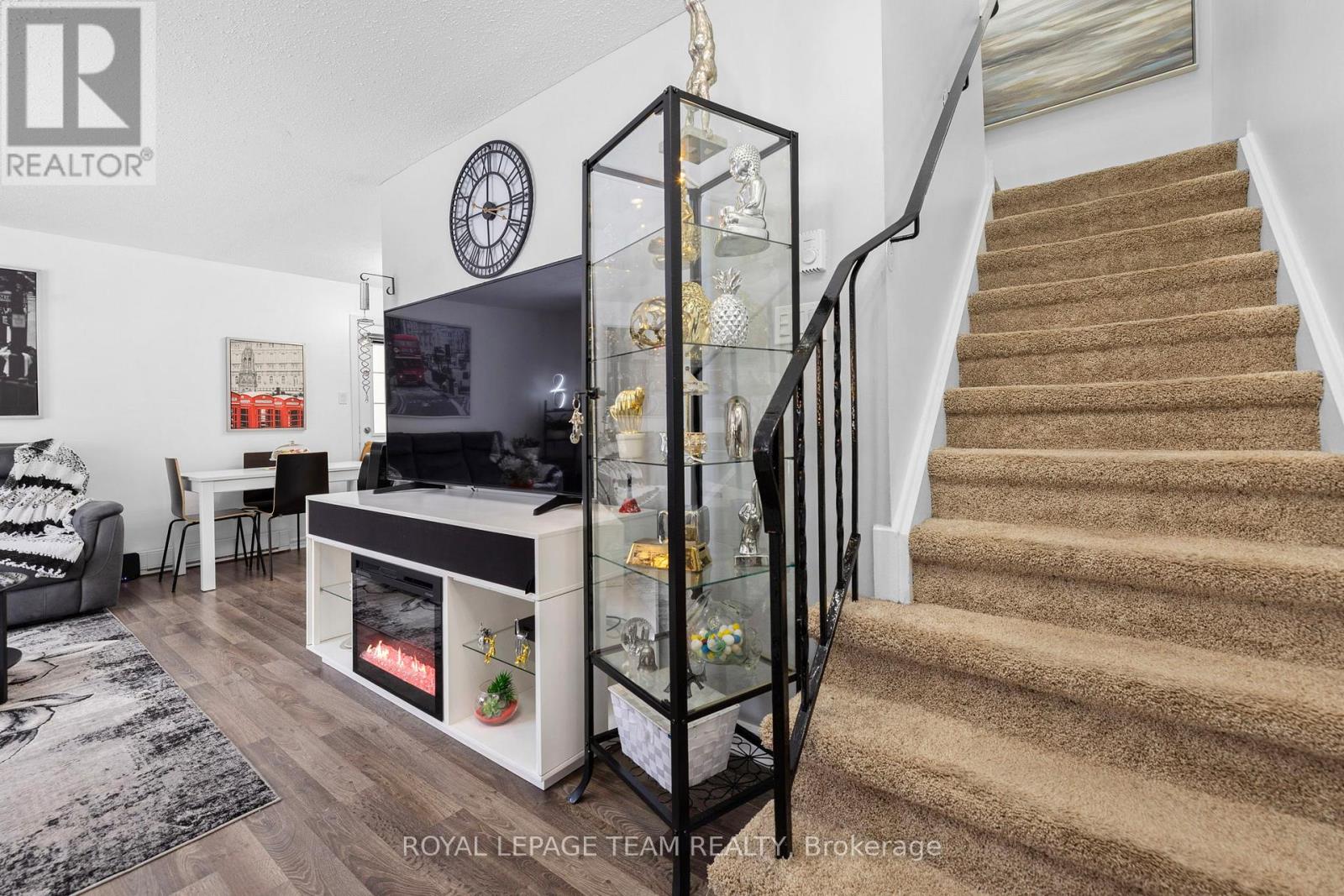 41C FORESTER CRESCENT — photo 21
