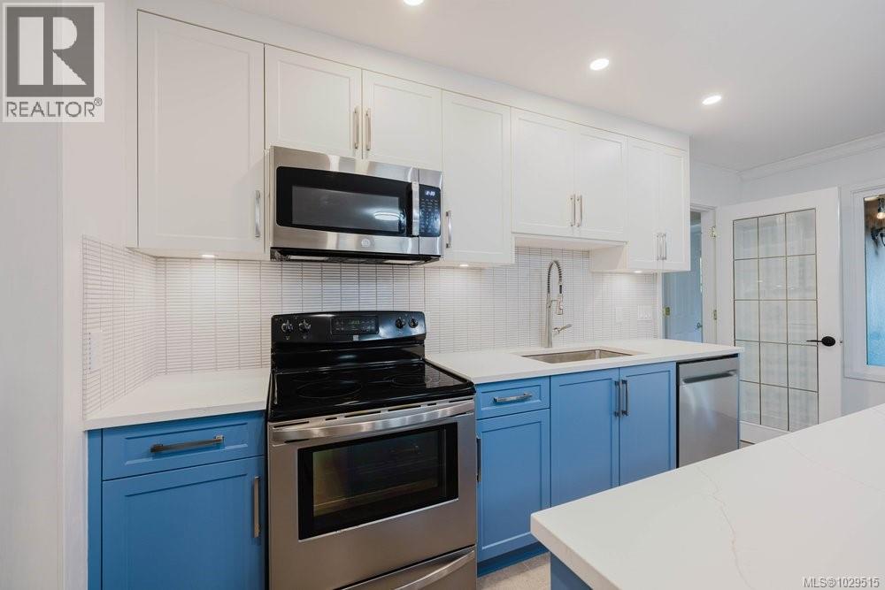 4815 CORDOVA BAY RD - 15