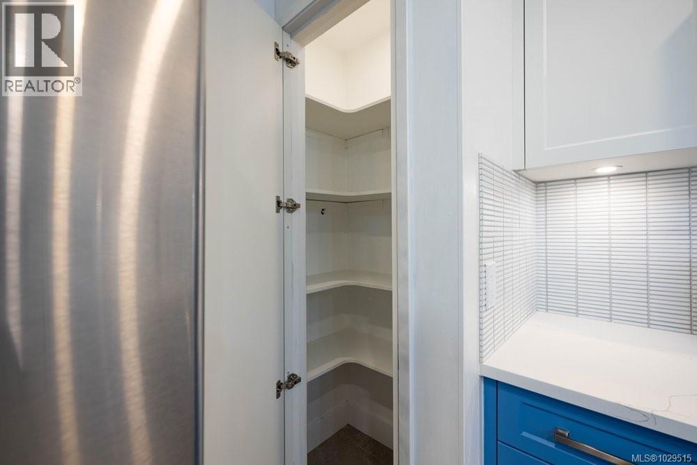 4815 CORDOVA BAY RD - 18