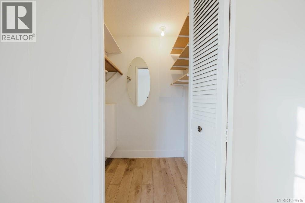 4815 CORDOVA BAY RD - 23