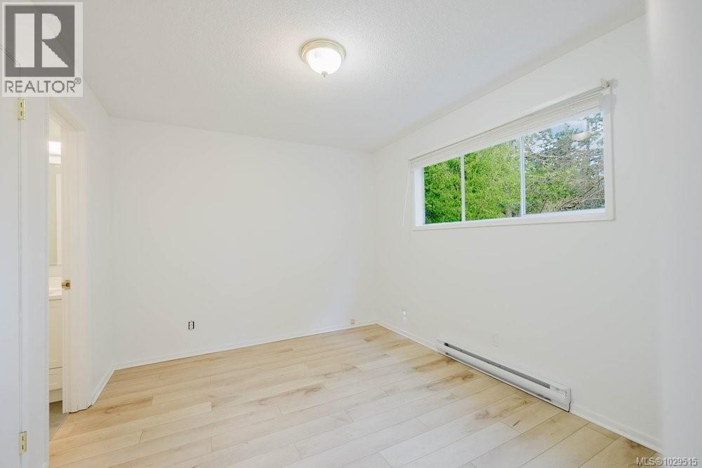 4815 CORDOVA BAY RD - 27