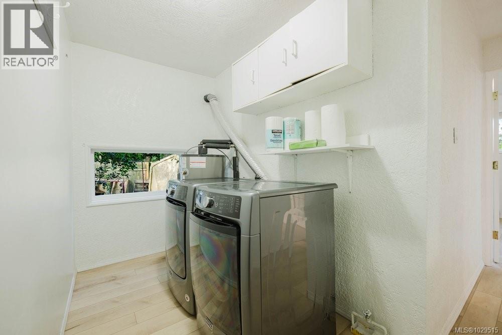 4815 CORDOVA BAY RD - 37