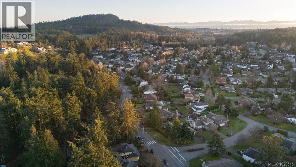 4815 CORDOVA BAY RD - 7