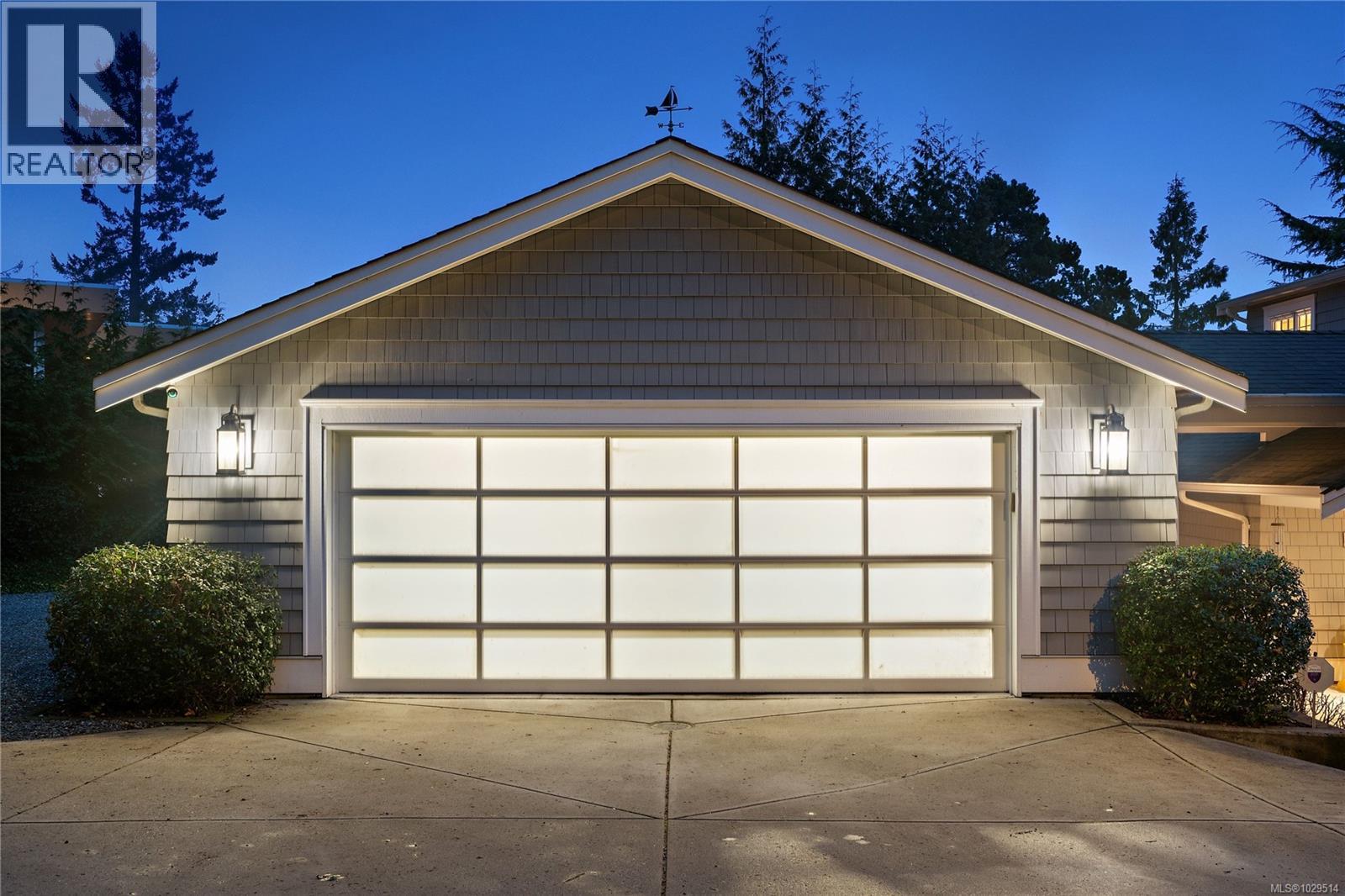  8401 Lochside Drive, Central Saanich