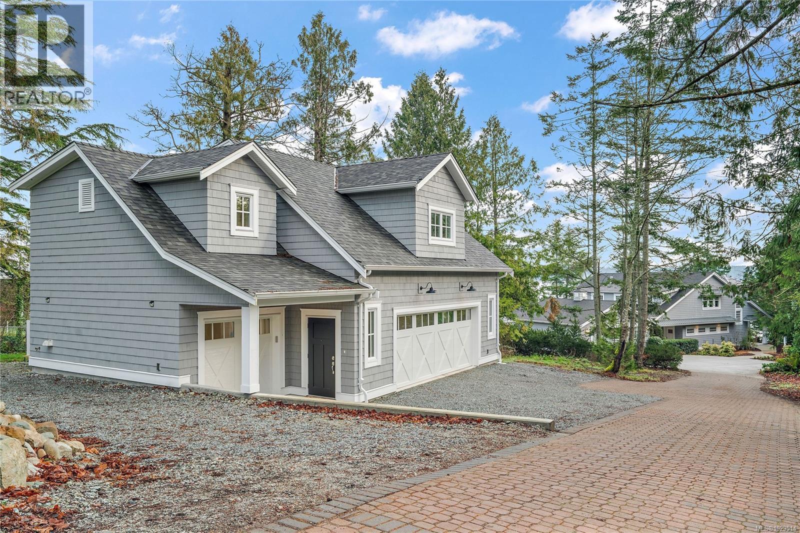  8401 Lochside Drive, Central Saanich