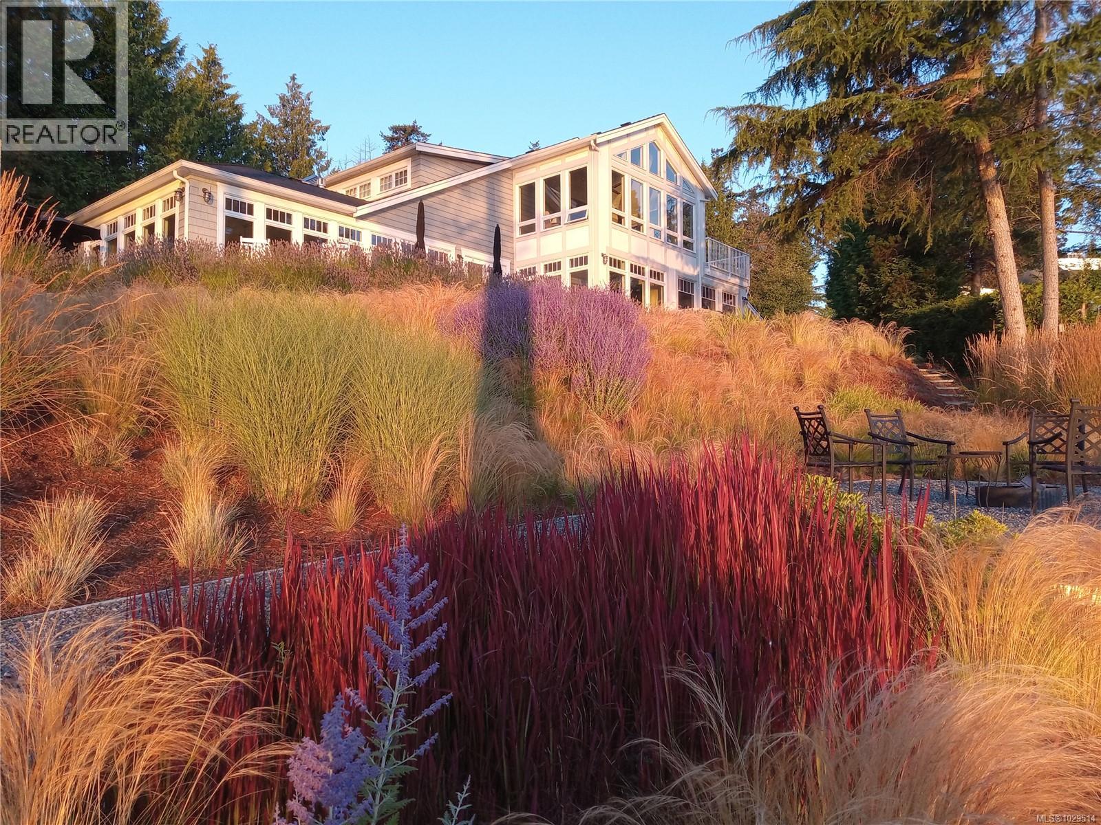  8401 Lochside Drive, Central Saanich