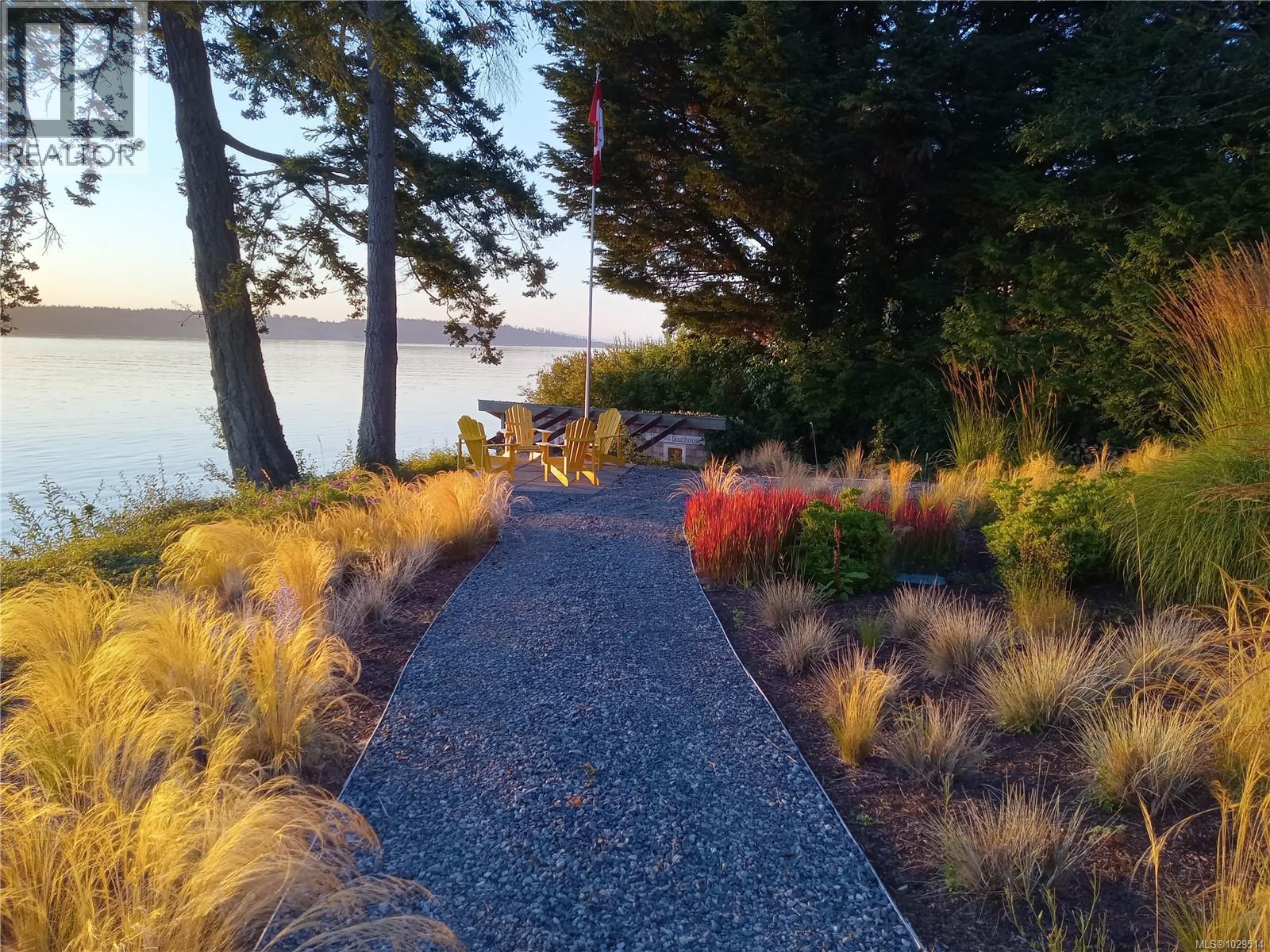  8401 Lochside Drive, Central Saanich