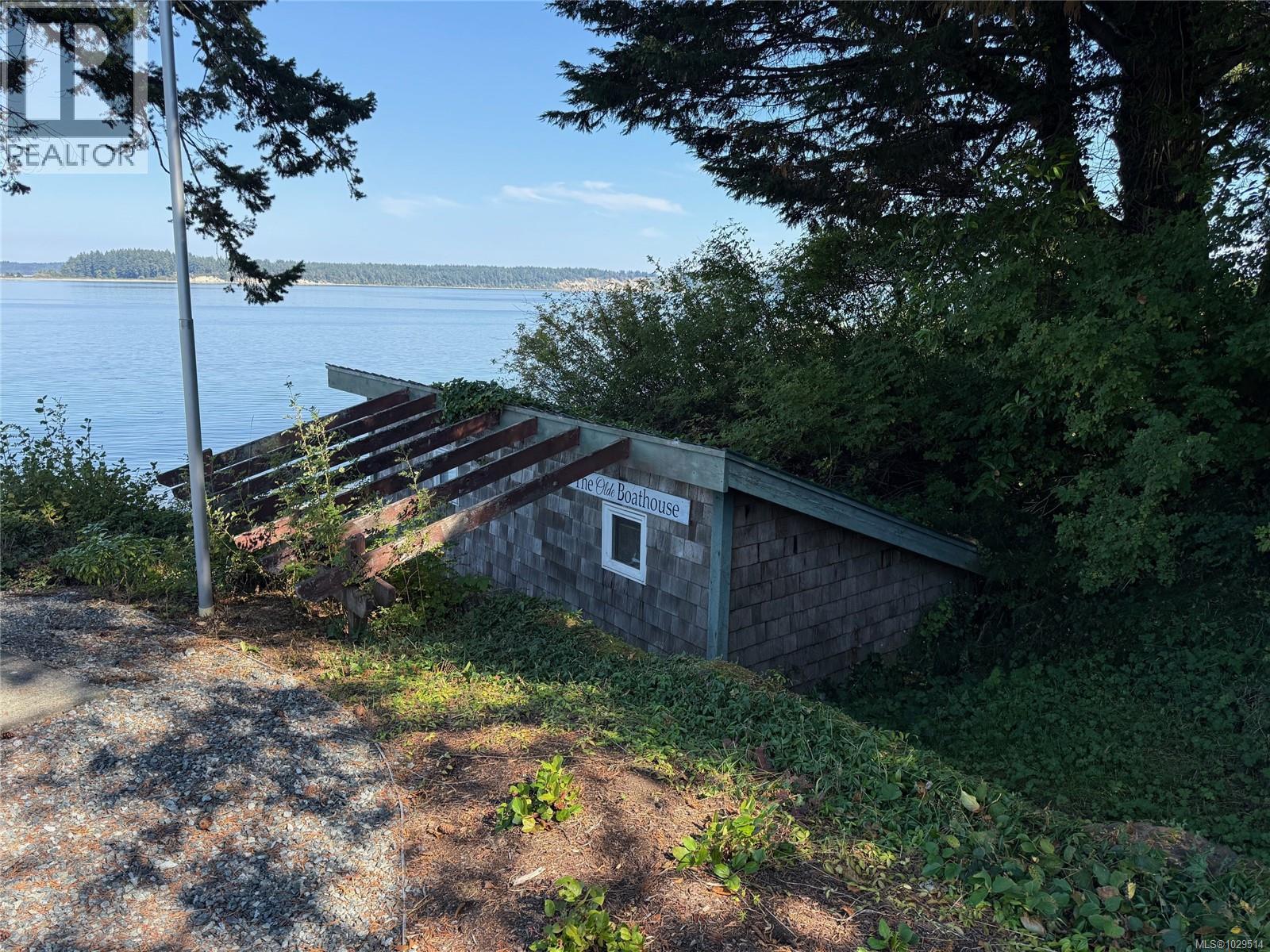  8401 Lochside Drive, Central Saanich