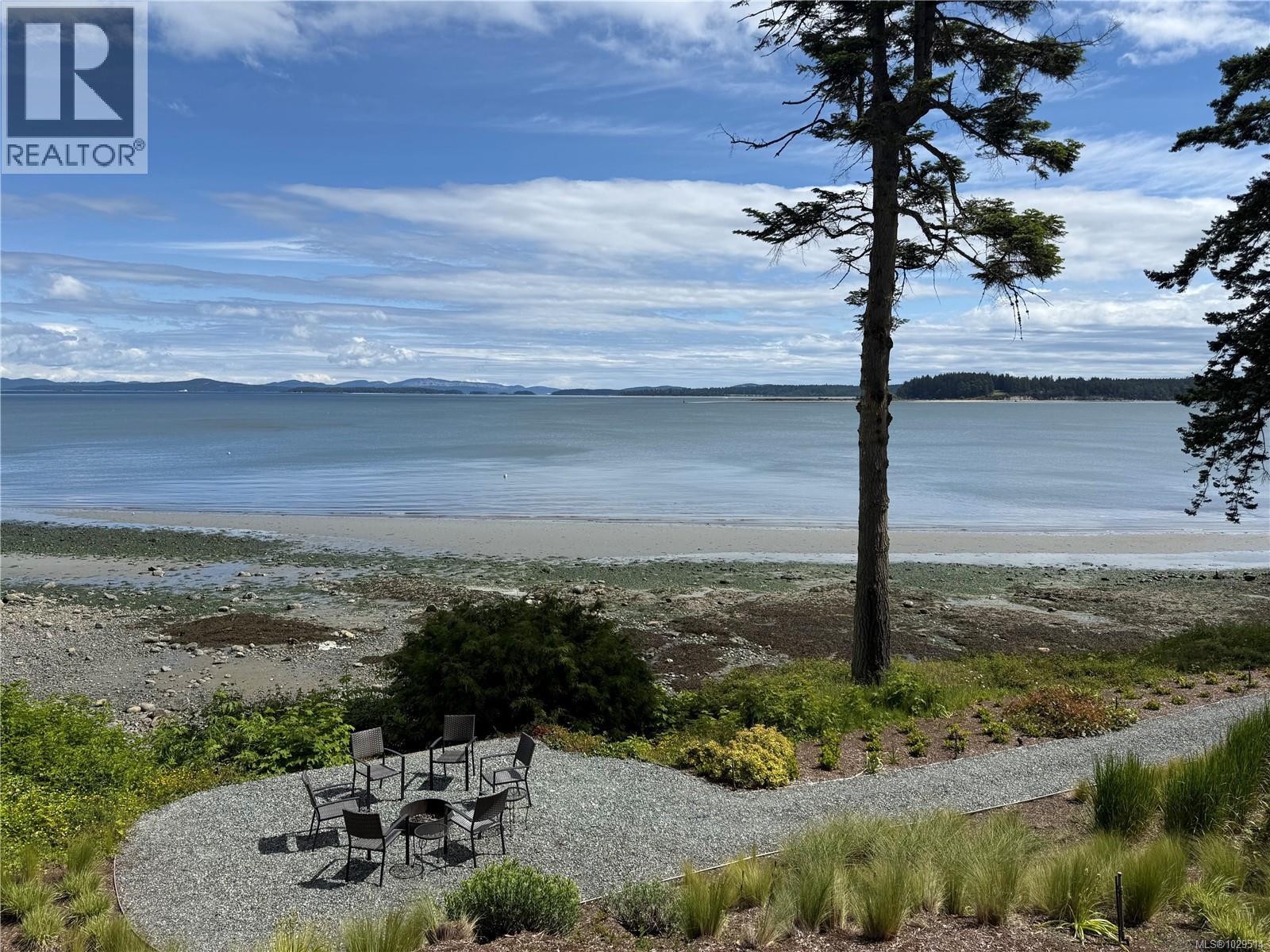  8401 Lochside Drive, Central Saanich