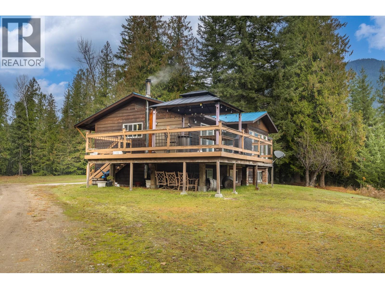  5487 Prosh Frontage Road, Malakwa