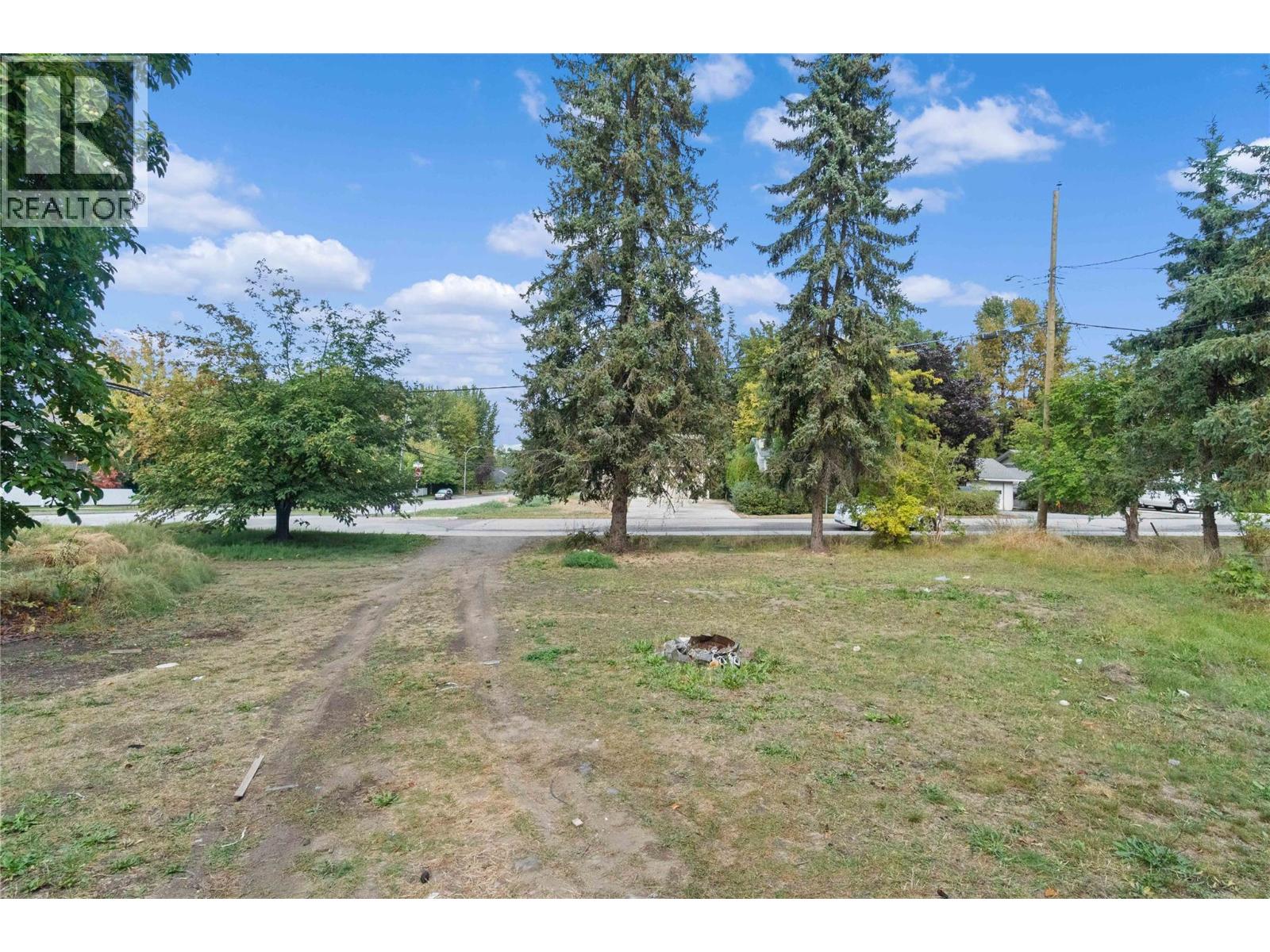 2030 1 Avenue NE, Salmon Arm