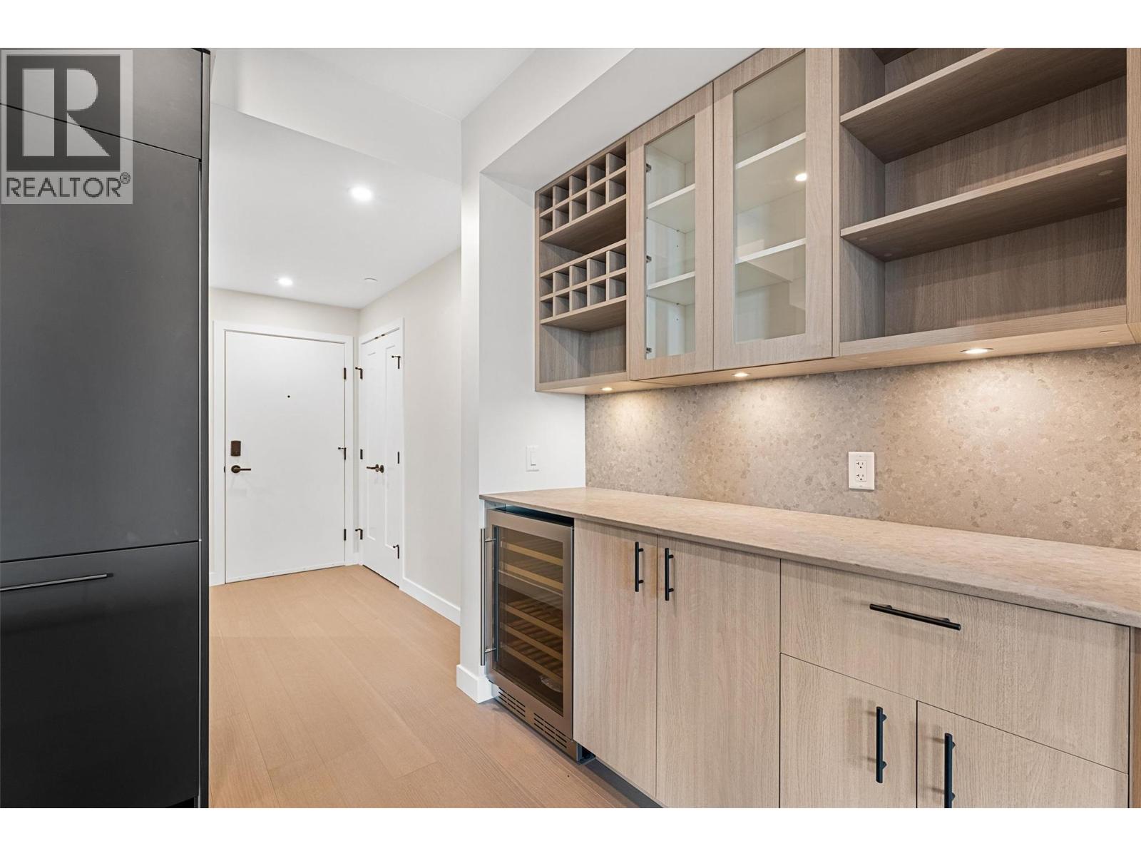 202 9654 Benchland Road, Lake Country