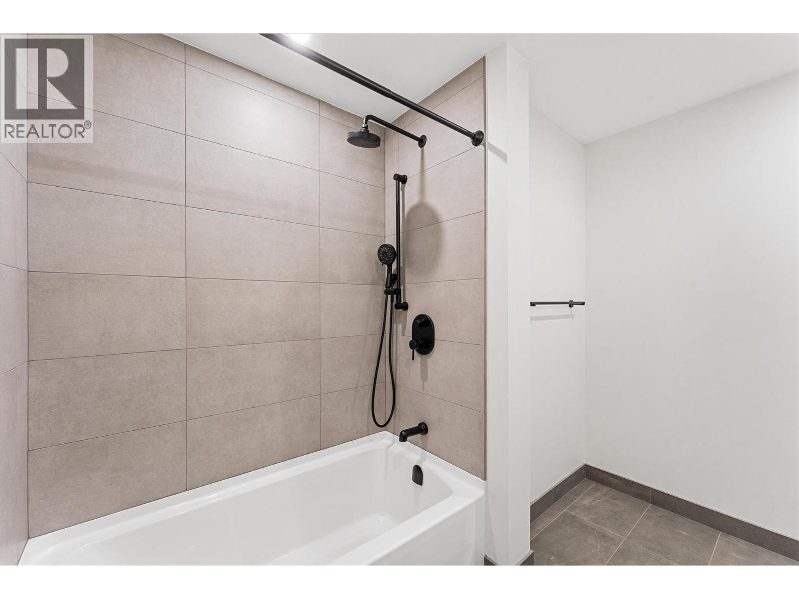 202 9654 Benchland Road, Lake Country