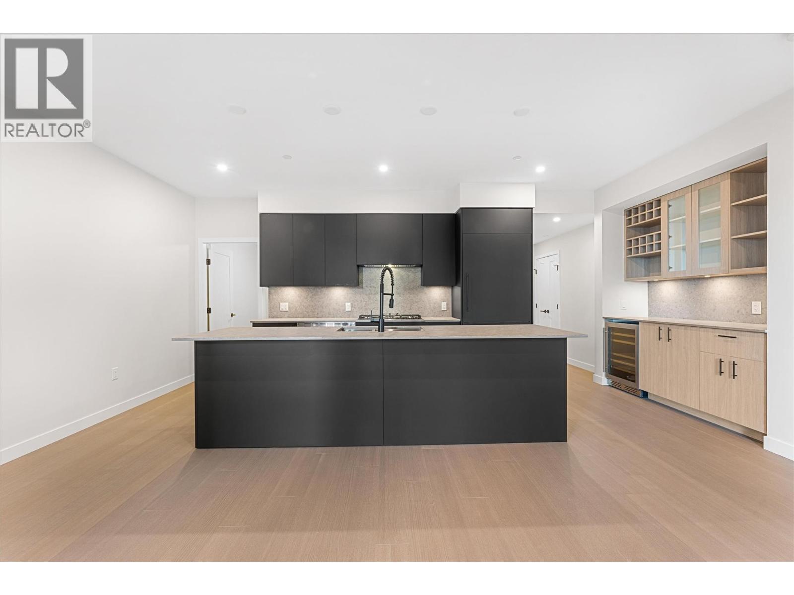 202 9654 Benchland Road, Lake Country