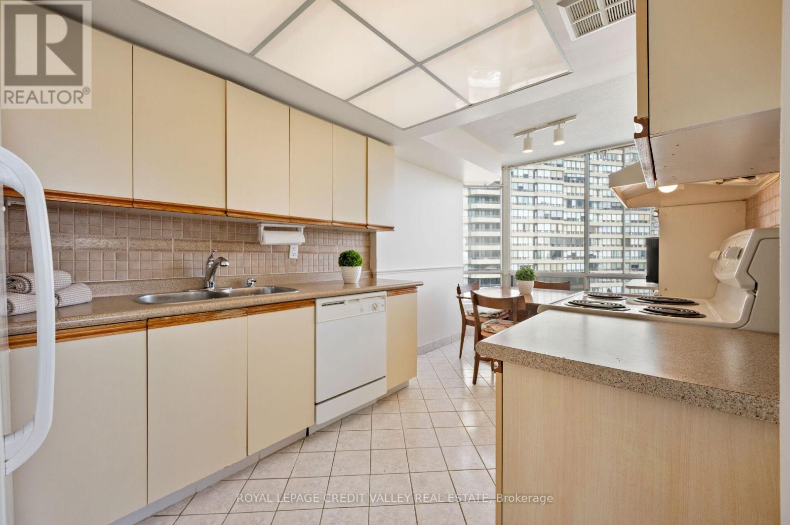 #1012 26 HANOVER ROAD - 19