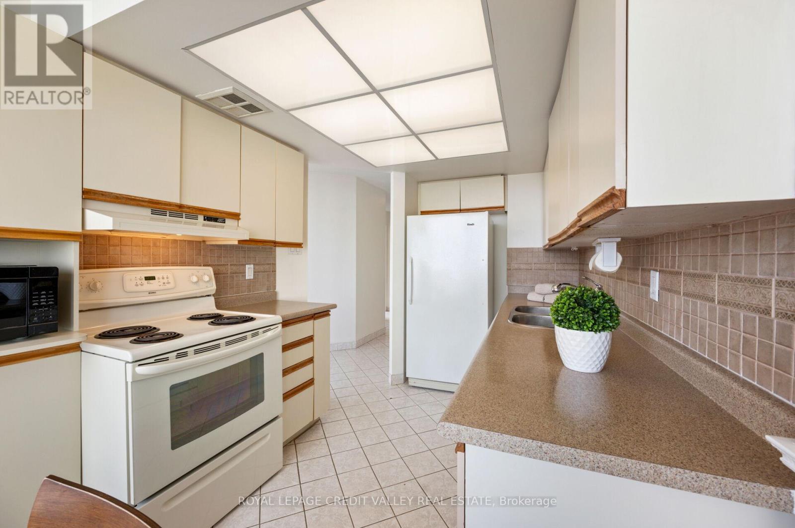 #1012 26 HANOVER ROAD - 22