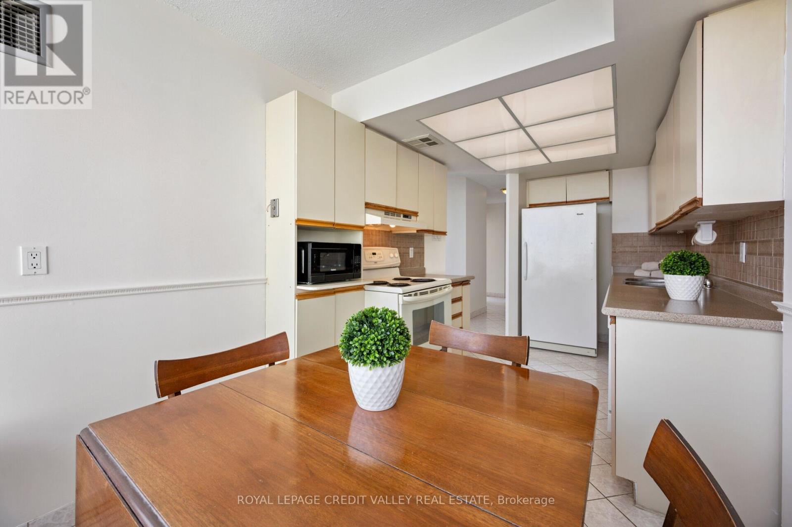 #1012 26 HANOVER ROAD - 25