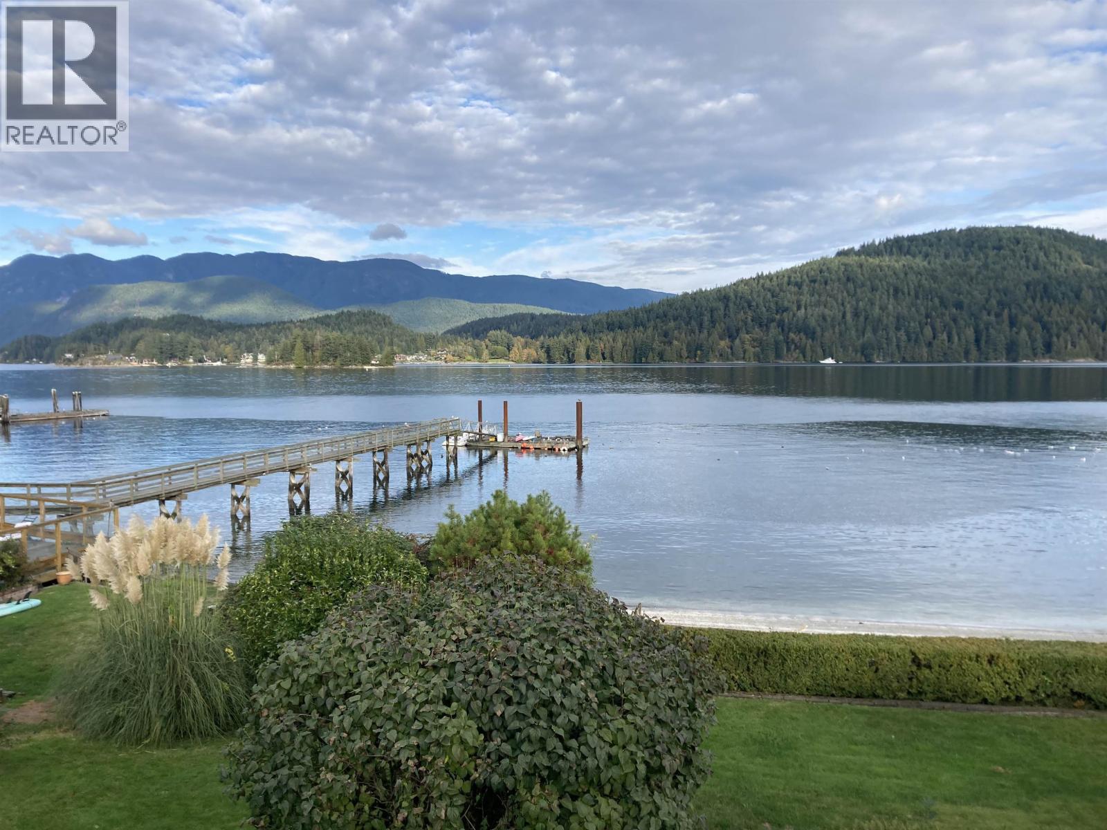 450 BEACHVIEW Drive - main photo