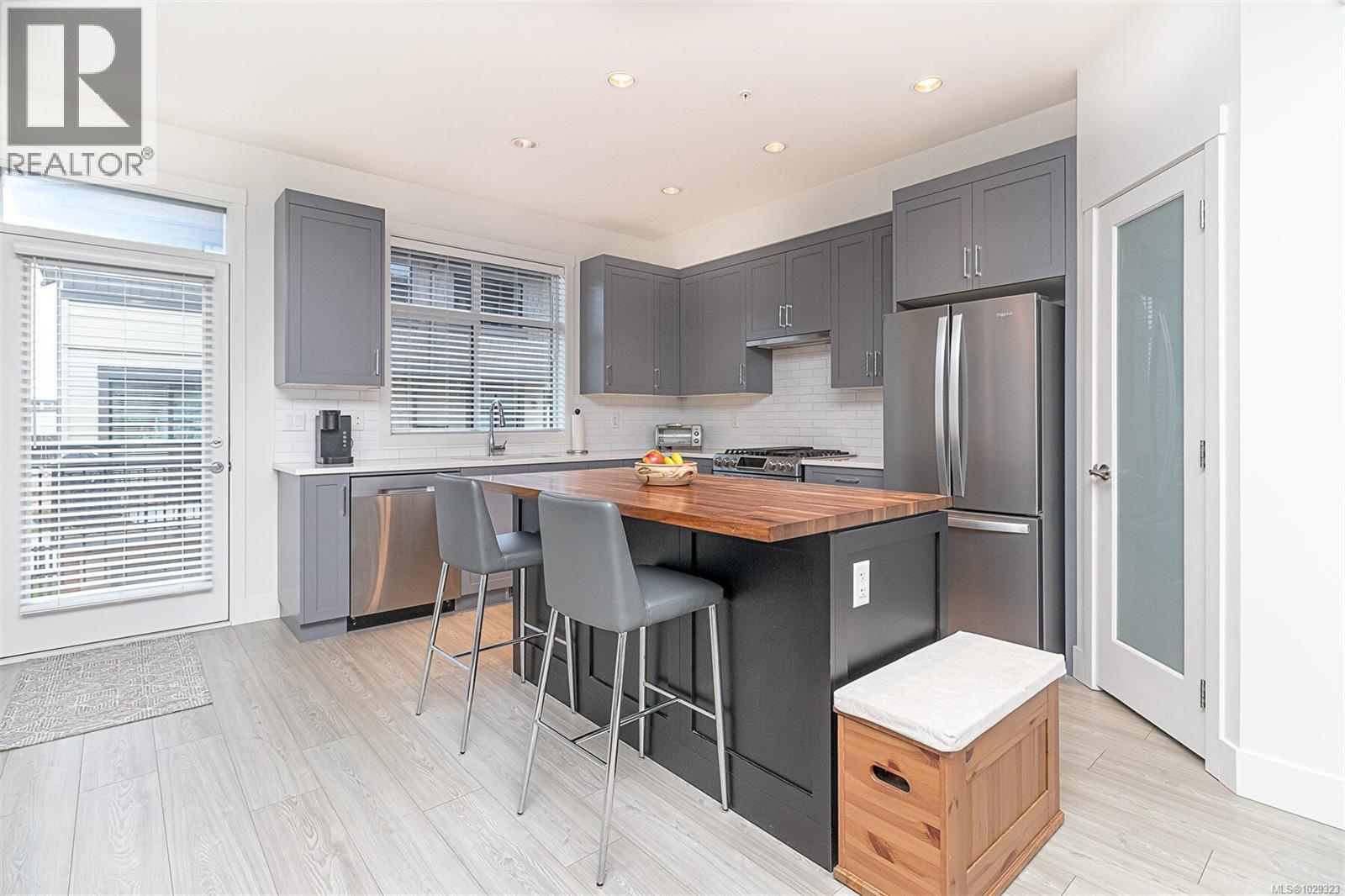 #4 350 LATORIA BLVD - 10