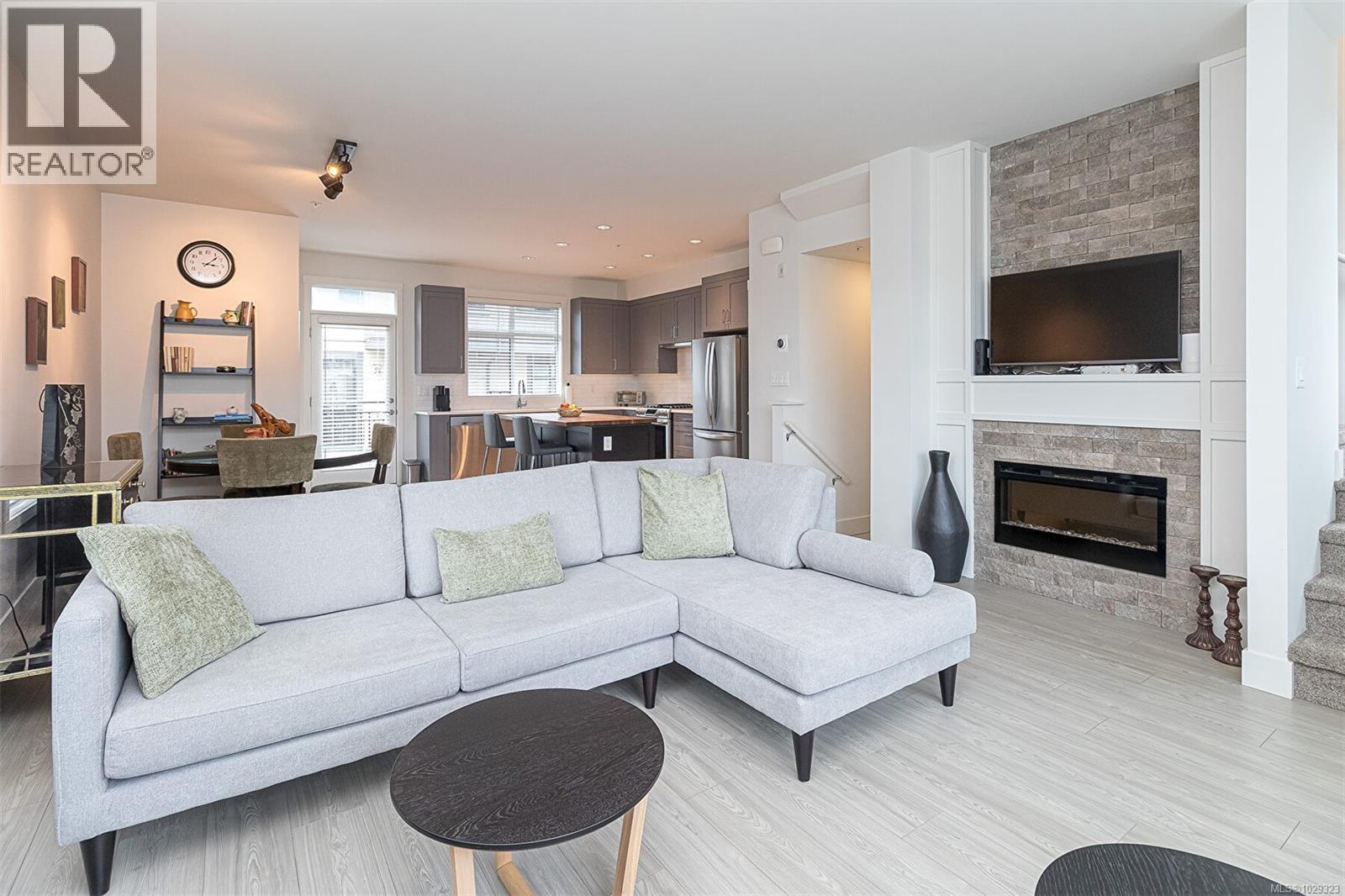 #4 350 LATORIA BLVD - 4