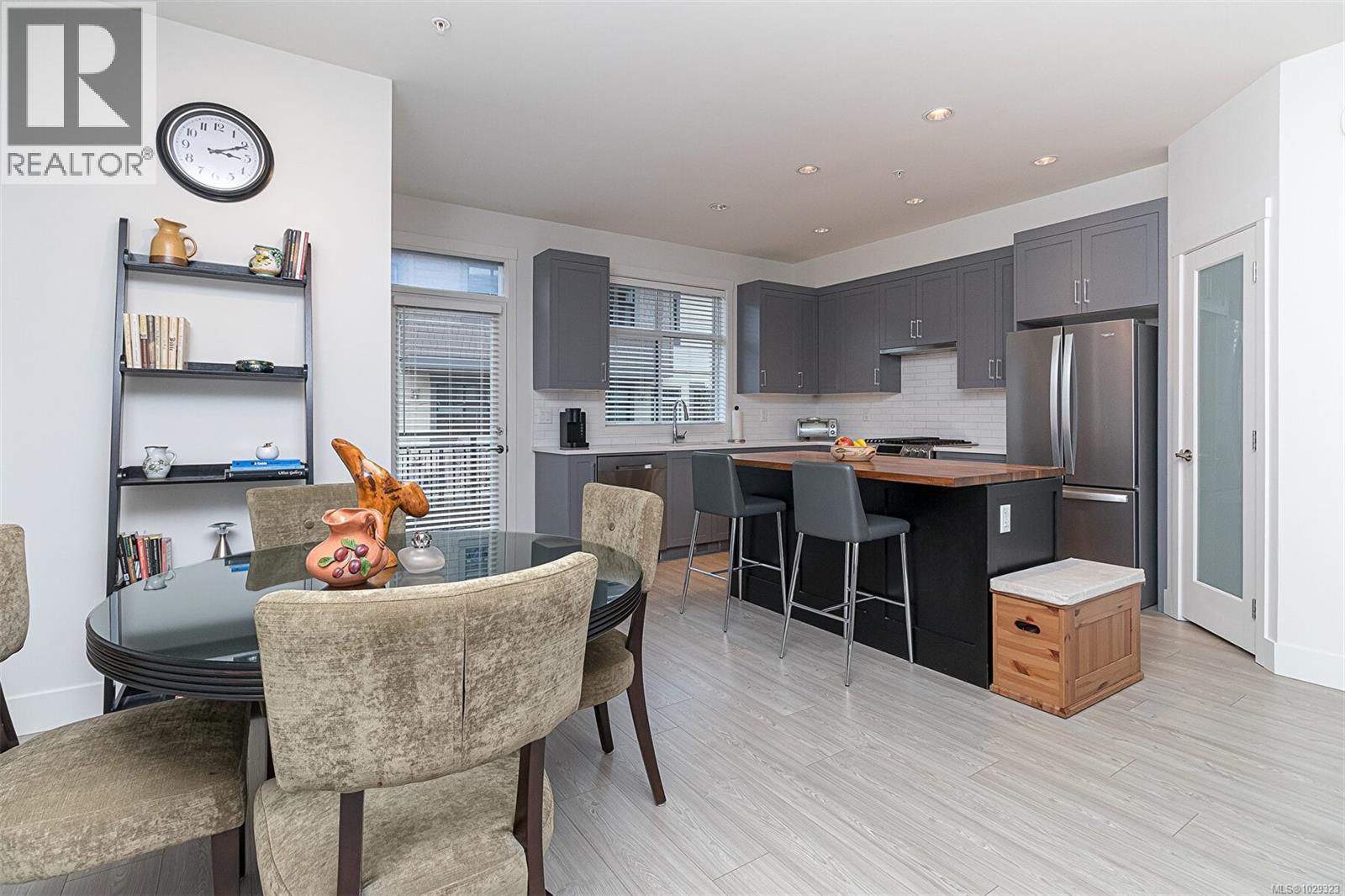 #4 350 LATORIA BLVD - 9