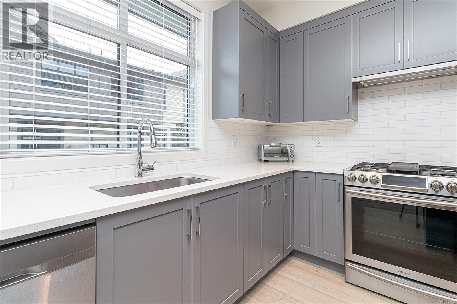 #4 350 LATORIA BLVD - 11