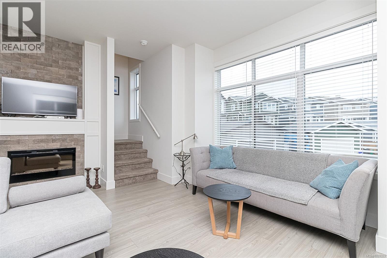 #4 350 LATORIA BLVD - 5