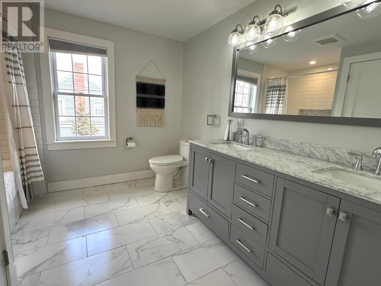 Property 23 of 32 of 55 WATERLOO Street